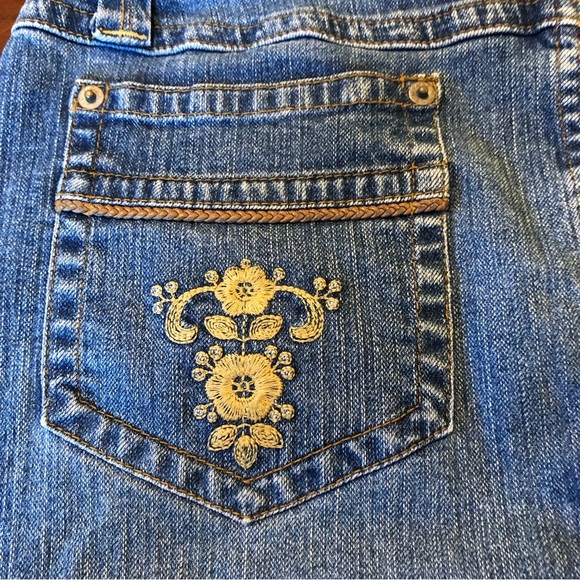Kikit denim skit w/ruffle hem & embroidered gold floral & trim Size 8 - Picture 4 of 8